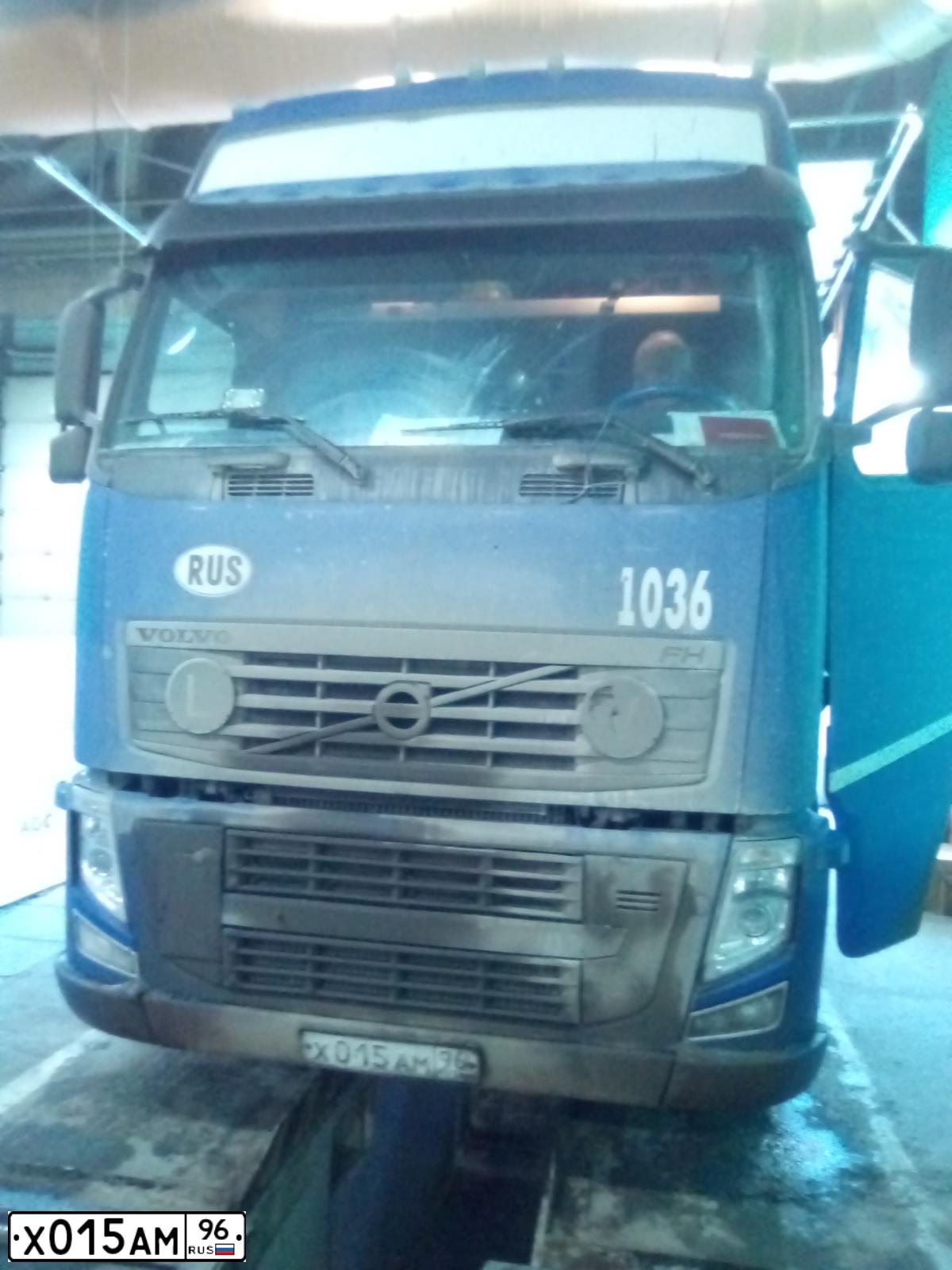 Фото автомобиля VOLVO SERIE FH /4X2/, 2013 — госномер Х015АМ96. Цвет: синий