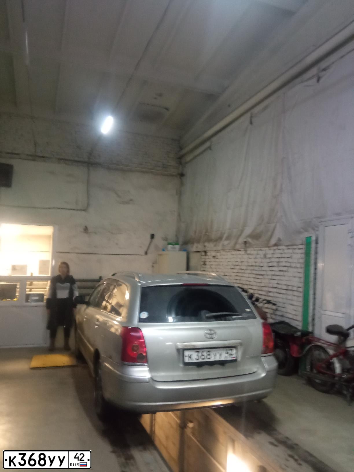 Фото автомобиля TOYOTA AVENSIS, 2004 — госномер А216МЕ138