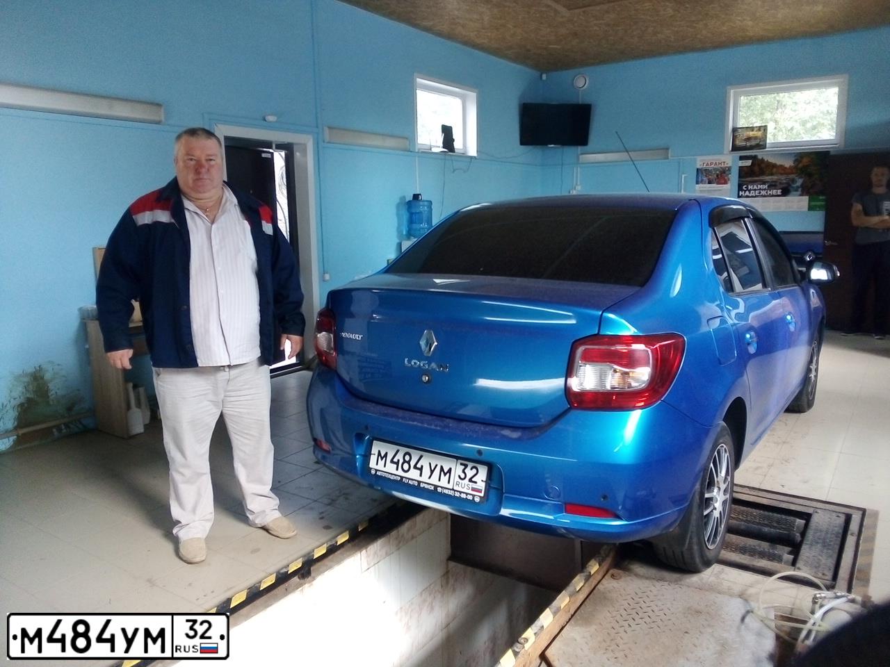 Фото автомобиля RENAULT LOGAN, 2014 — госномер М484УМ32. Цвет: СВЕТЛО-СИНИЙ