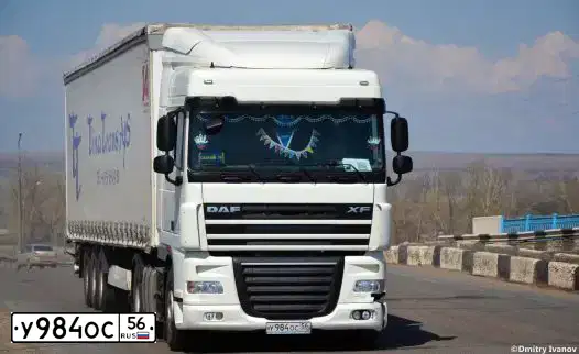 Фото автомобиля DAF XF 105 FT /4X2/, 2014 — госномер Е880УО21. Цвет: БЕЛЫЙ