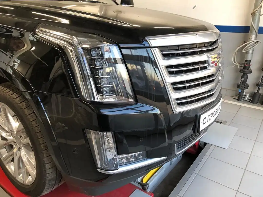 Фото автомобиля CADILLAC ESCALADE, 2018 — госномер Р157ХО124. Цвет: ЧЕРНЫЙ