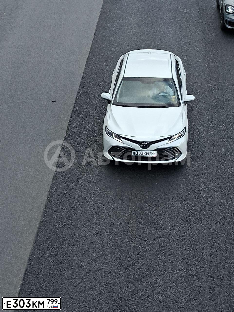 Фото автомобиля TOYOTA CAMRY, 2018 — госномер Е303КМ799. Цвет: БЕЛЫЙ ПЕРЛАМУТР