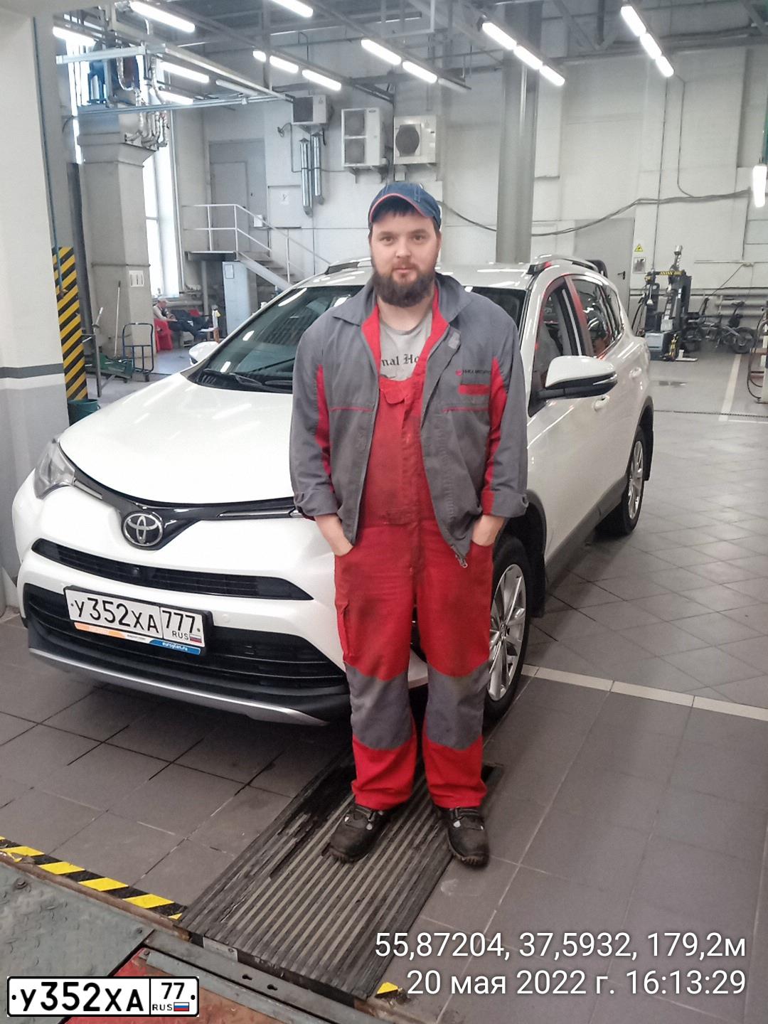 Фото автомобиля TOYOTA RAV4, 2017 — госномер У352ХА777. Цвет: БЕЛЫЙ ПЕРЛАМУТР