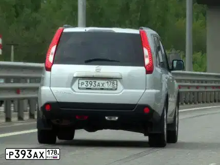 Фото автомобиля NISSAN X-TRAIL, 2013 — госномер Р393АХ178. Цвет: серебристый