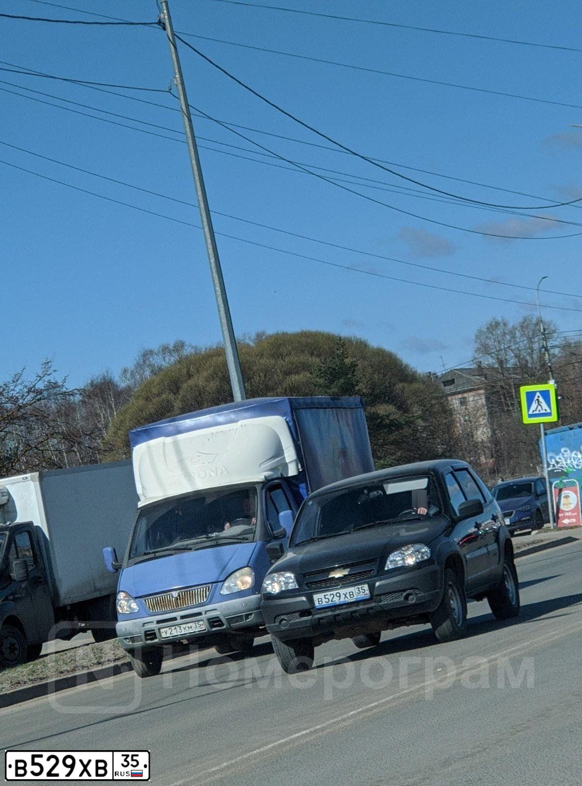 Фото автомобиля CHEVROLET NIVA, 2012 — госномер В529ХВ35. Цвет: ЧЕРНО-СИНИЙ МЕТАЛЛИК
