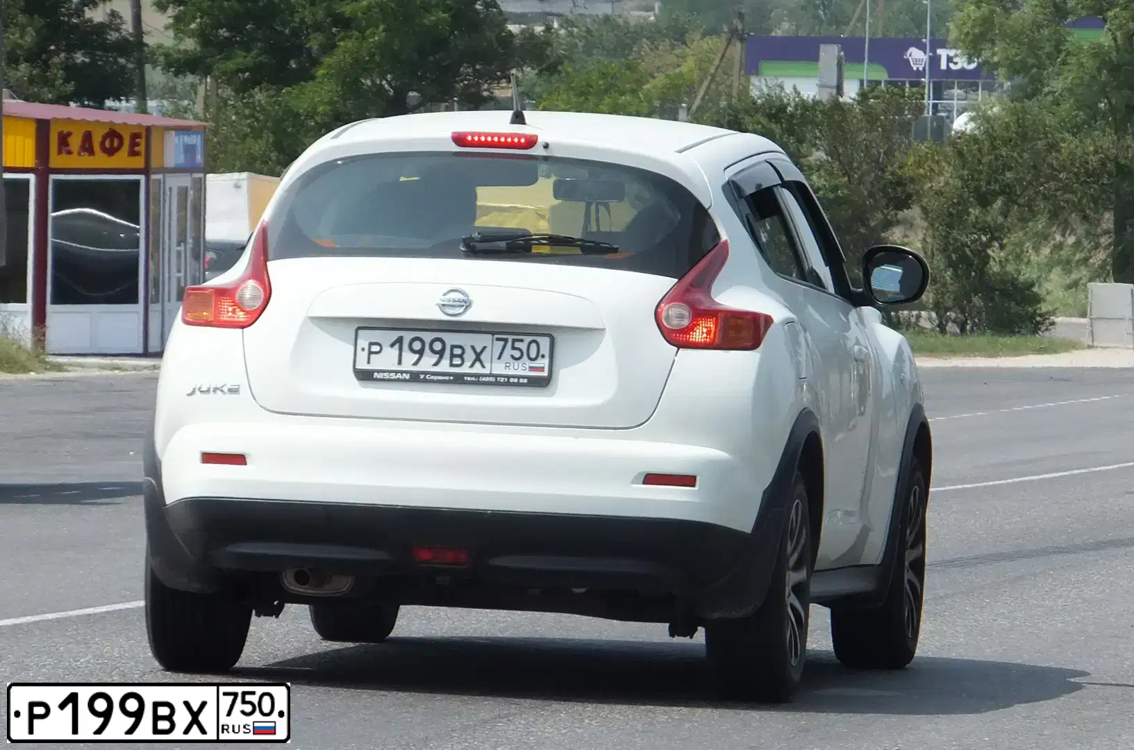 Фото автомобиля NISSAN JUKE, 2013 — госномер Р199ВХ750. Цвет: БЕЛЫЙ
