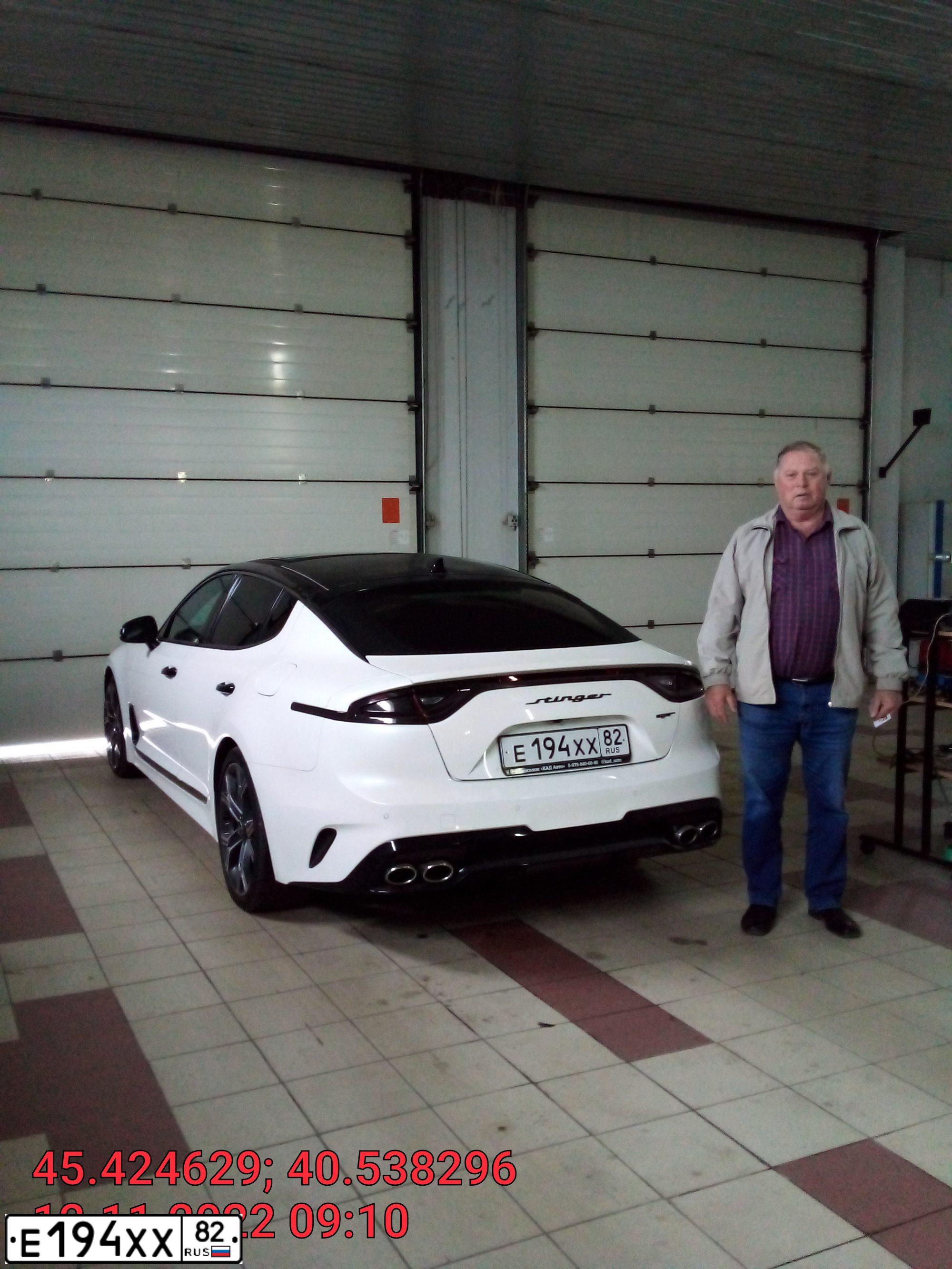 Фото автомобиля KIA STINGER, 2018 — госномер Е194ХХ82. Цвет: Белый