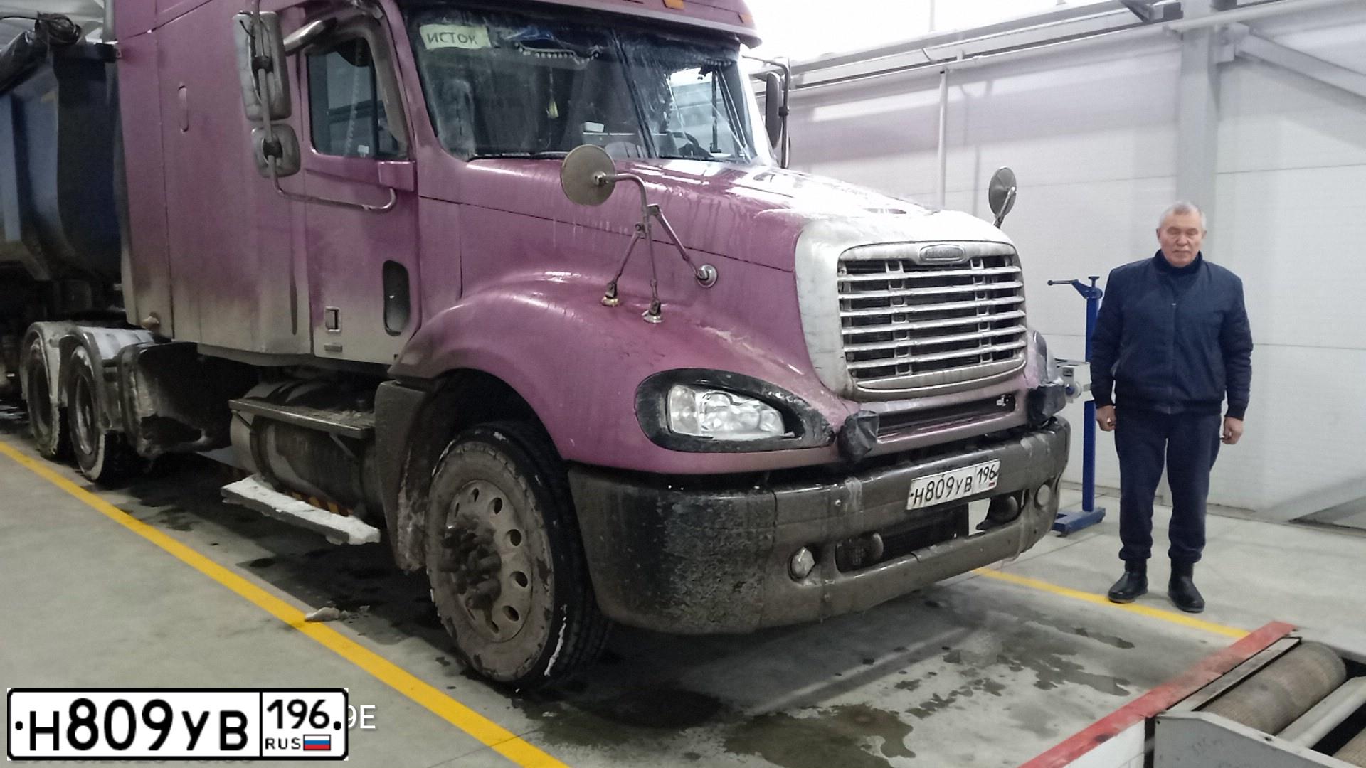 Фото автомобиля FREIGHTLINER COLUMBIA, 2004 — госномер Н809УВ196. Цвет: ФИОЛЕТОВЫЙ