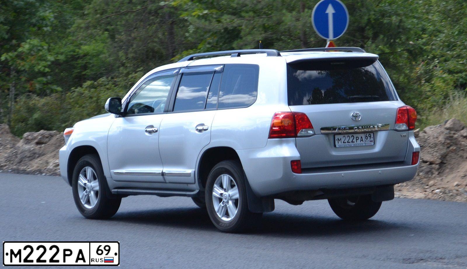 Фото автомобиля TOYOTA LANDCRUISER 200, 2012 — госномер Е901КТ790. Цвет: Серебристый