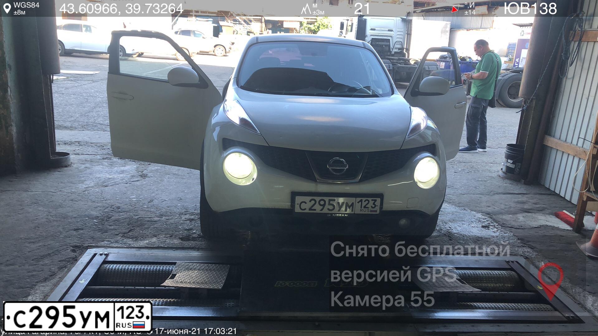 Фото автомобиля NISSAN JUKE, 2012 — госномер А080ОН01. Цвет: Белый