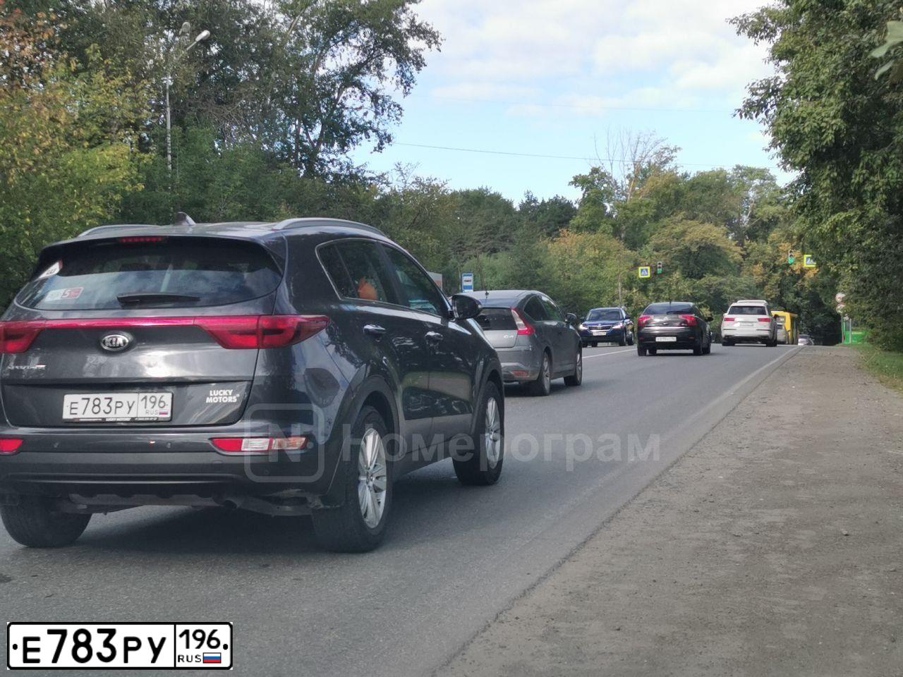Фото автомобиля KIA SPORTAGE, 2017 — госномер Х267ВК196. Цвет: Серый