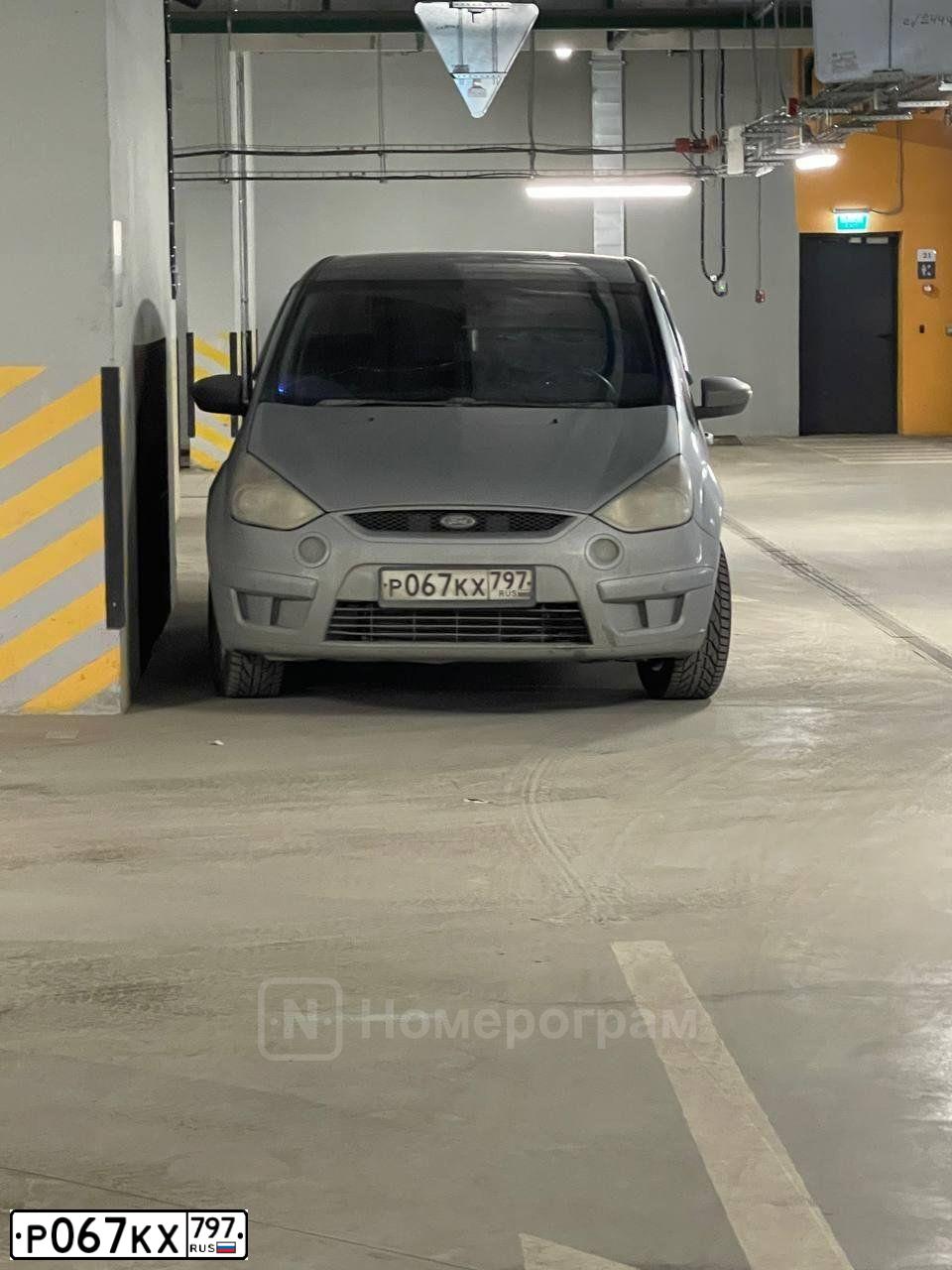 Фото автомобиля FORD S-MAX, 2008 — госномер М141ОУ190. Цвет: Серебристый