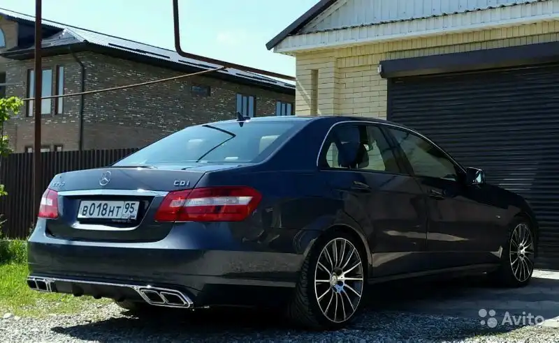 Фото автомобиля MERCEDES E-KLASSE, 2009 — госномер Е058АН95. Цвет: СЕРЫЙ
