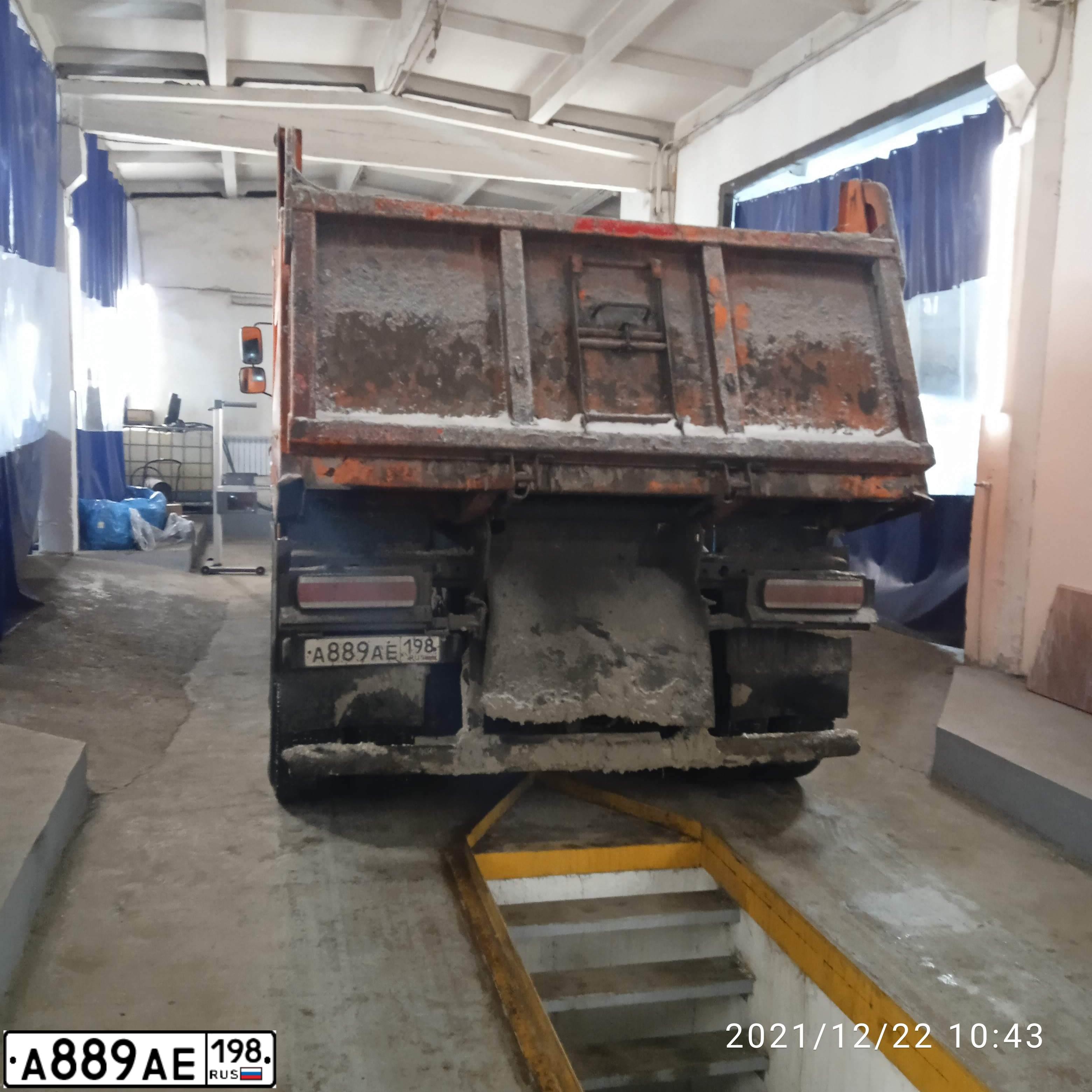 Фото автомобиля KAMAZ 65115 /6X4/, 2017 — госномер А889АЕ198. Цвет: Оранжевый RAL 2009