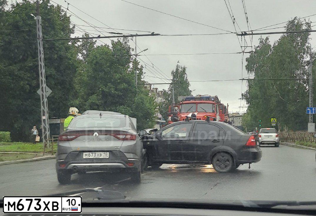 Фото автомобиля RENAULT ARKANA, 2021 — госномер М673ХВ10. Цвет: ТЕМНО-СЕРЫЙ