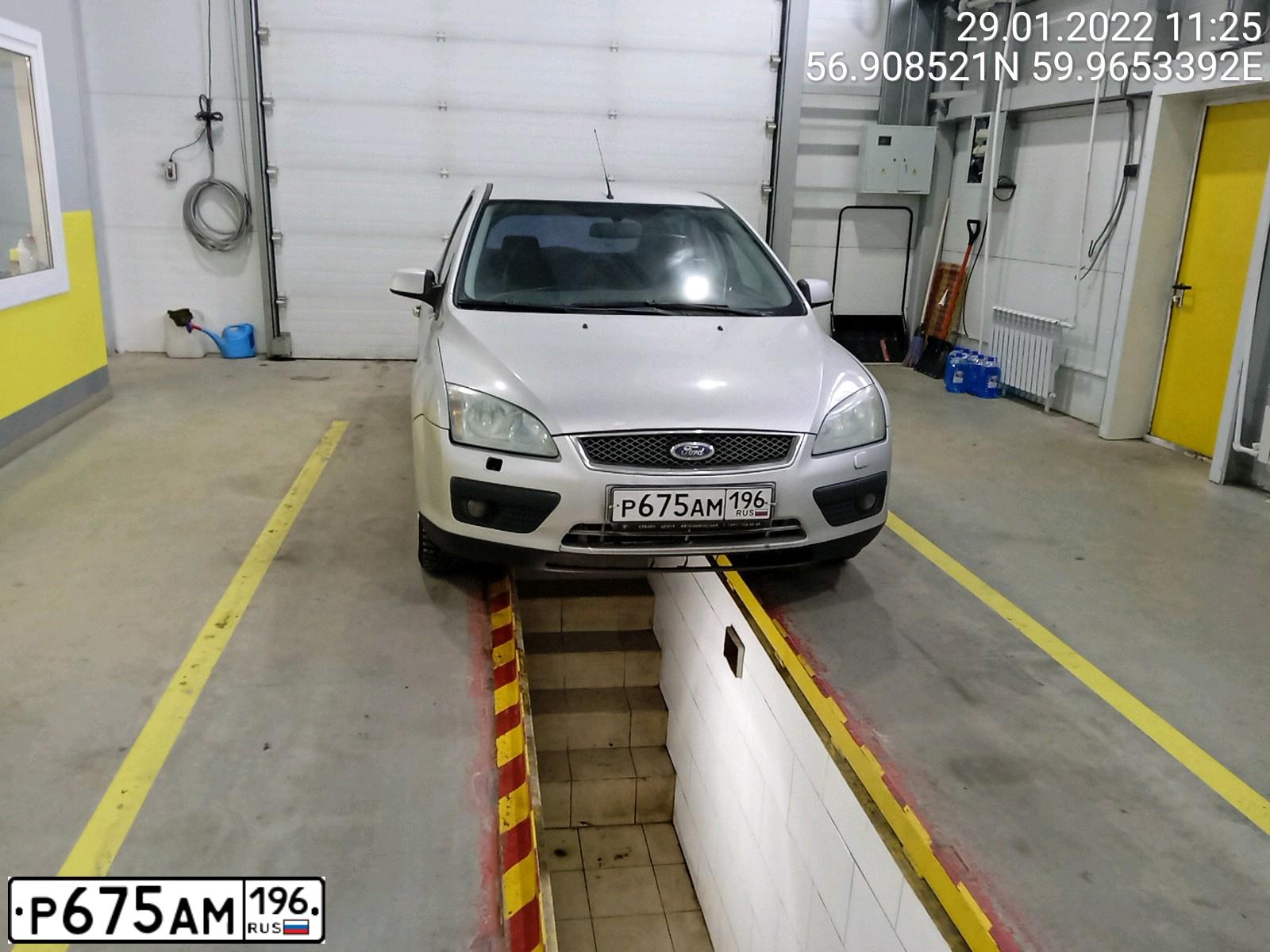 Фото автомобиля FORD FOCUS, 2006 — госномер Р675АМ196. Цвет: Серебристый