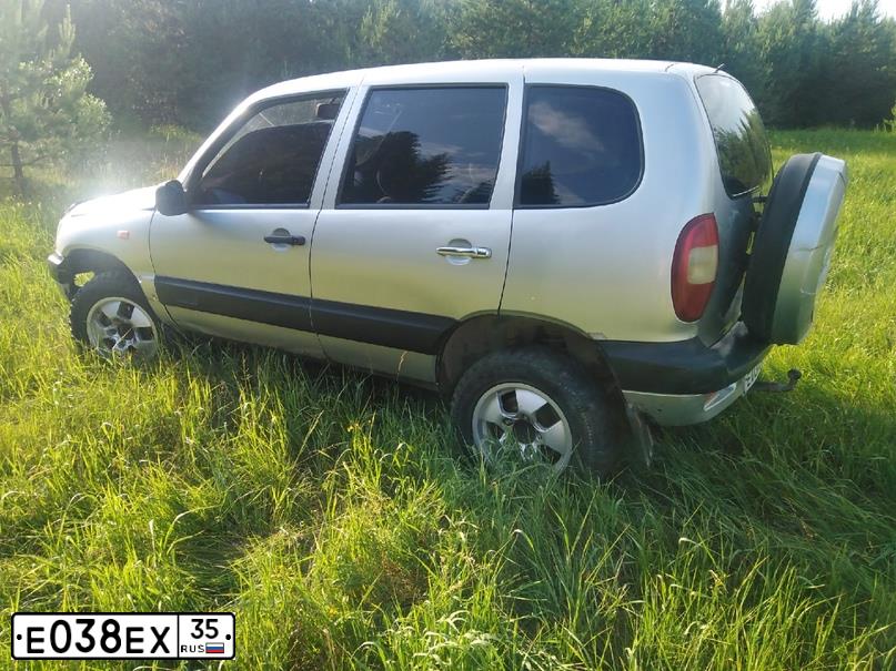 Фото автомобиля CHEVROLET T NIVA, 2004 — госномер Е038ЕХ35. Цвет: Светло-Серебристый металлик