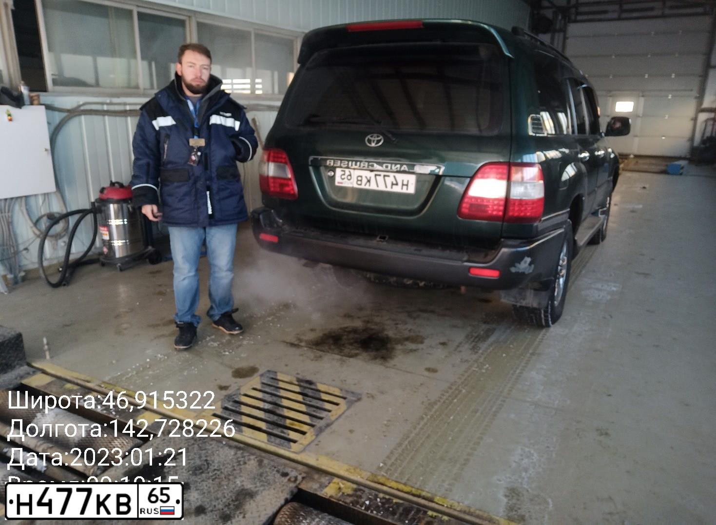Фото автомобиля TOYOTA LANDCRUISER, 2006 — госномер Н477КВ65. Цвет: ЗЕЛЕНЫЙ