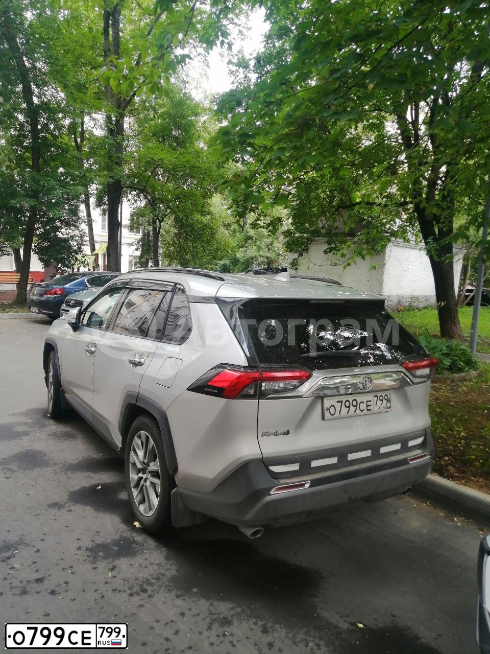 Фото автомобиля TOYOTA RAV4, 2019 — госномер О799СЕ799. Цвет: СЕРЫЙ