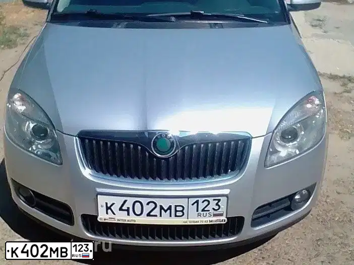 Фото автомобиля SKODA FABIA, 2009 — госномер С180ЕО180. Цвет: Серебристый