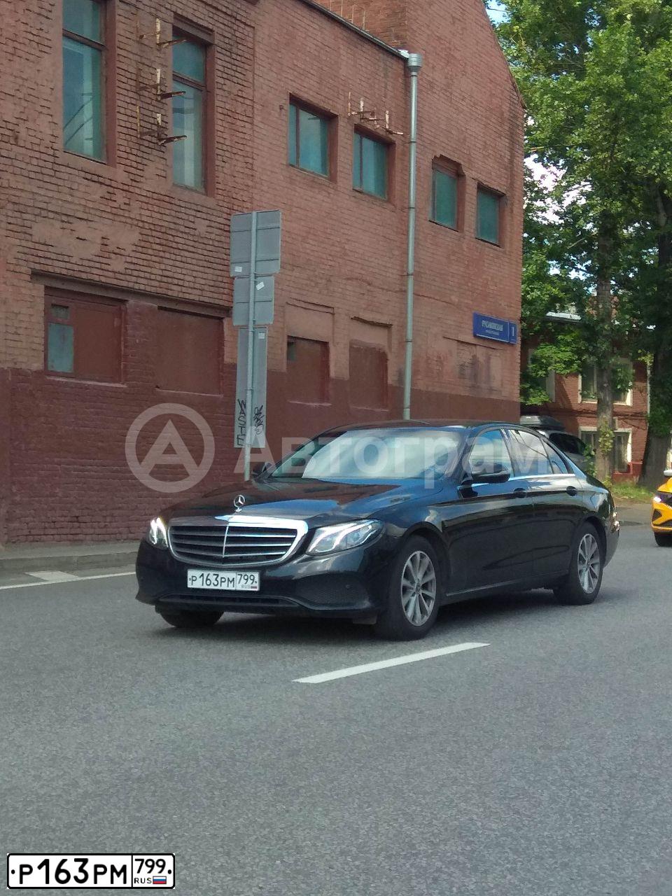 Фото автомобиля MERCEDES E-KLASSE, 2019 — госномер Р163РМ799. Цвет: ЧЕРНЫЙ