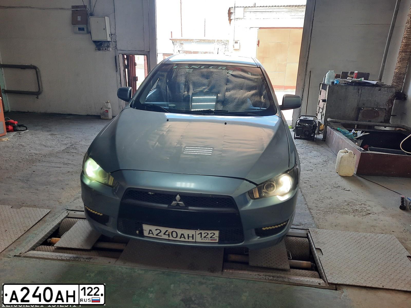 Фото автомобиля MITSUBISHI LANCER, 2008 — госномер А240АН122. Цвет: СВЕТЛО-СЕРО-ЗЕЛЕНЫЙ