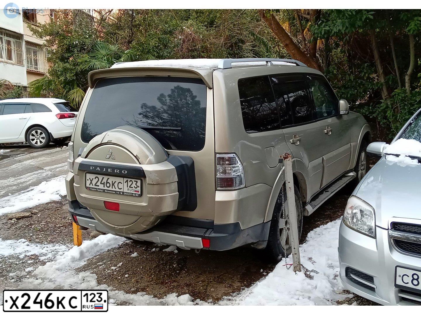 Фото автомобиля MITSUBISHI PAJERO, 2007 — госномер Х246КС123. Цвет: БЕЖЕВЫЙ