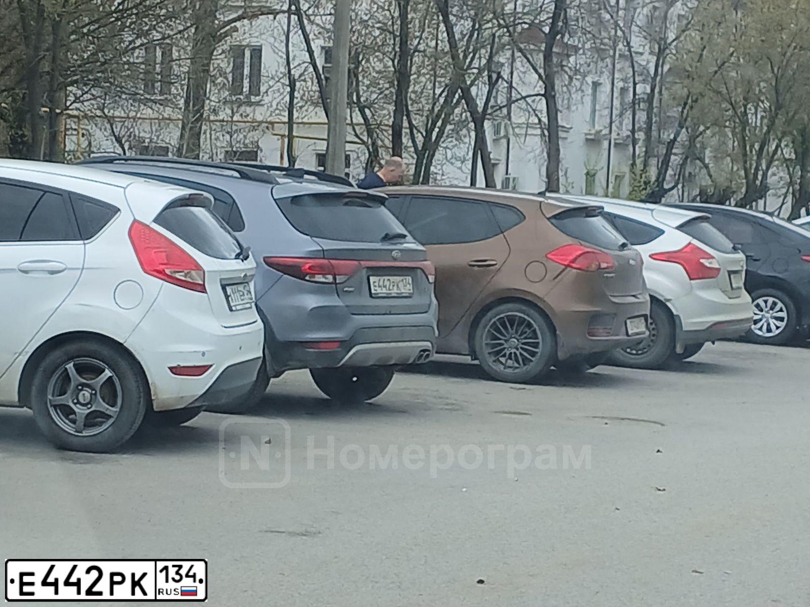 Фото автомобиля KIA RIO, 2019 — госномер Е442РК134. Цвет: Серый