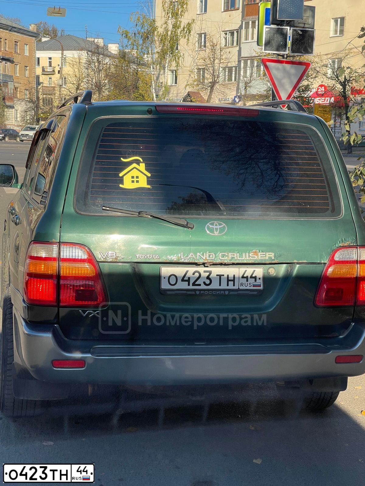 Фото автомобиля TOYOTA LANDCRUISER, 1999 — госномер О423ТН44. Цвет: ЗЕЛЕНЫЙ