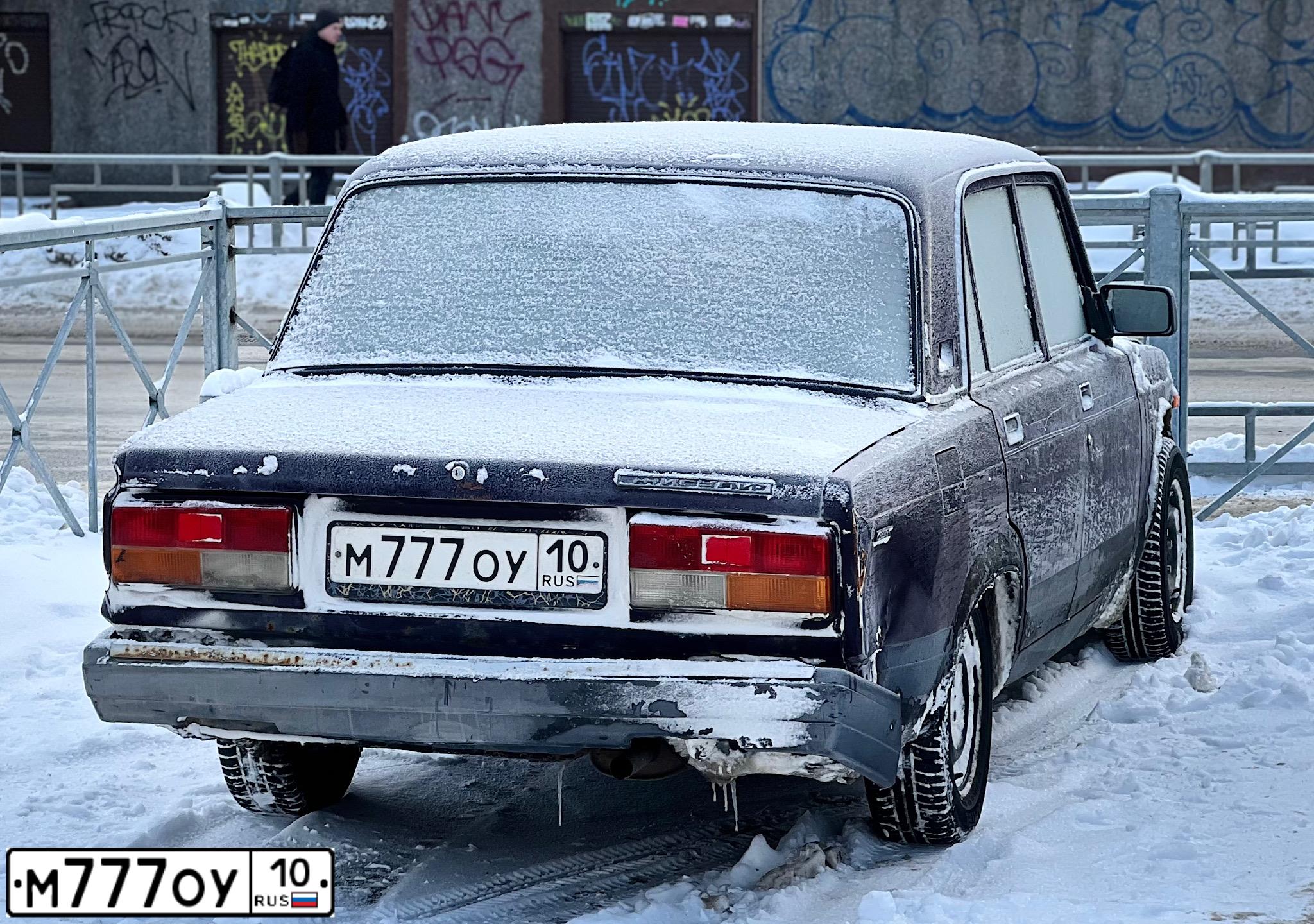 Фото автомобиля CHEVROLET NIVA, 2018 — госномер М777ОУ10. Цвет: темный серо-зеленый металлик