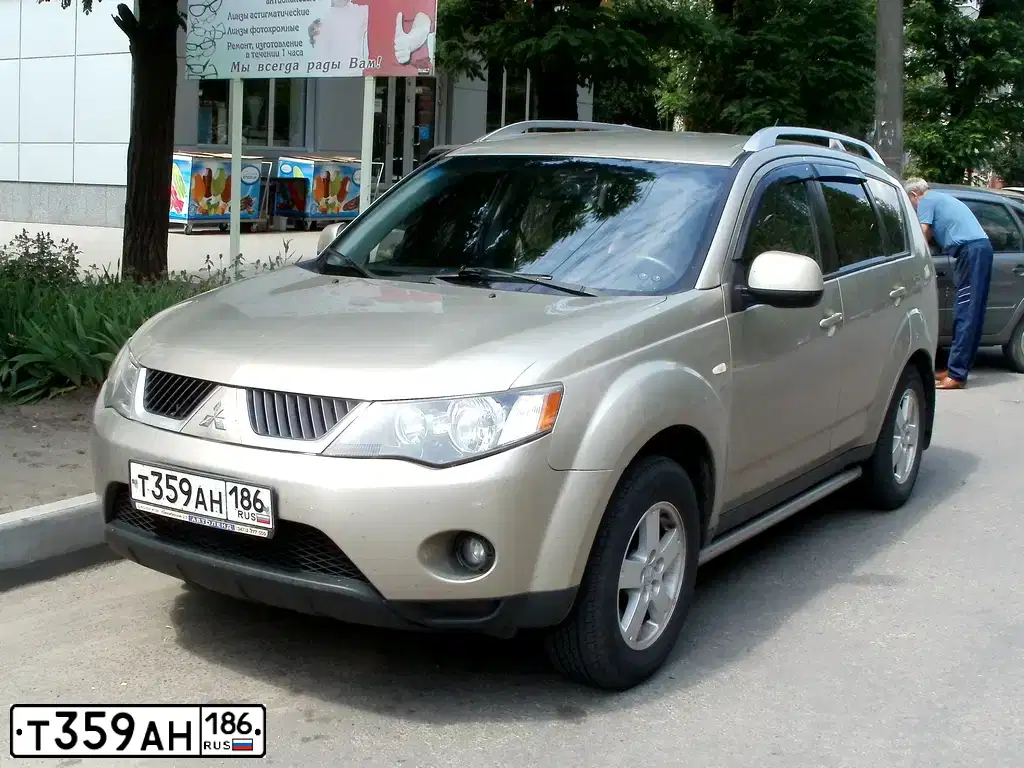 Фото автомобиля MITSUBISHI OUTLANDER, 2008 — госномер О117СА196. Цвет: БЕЖЕВЫЙ