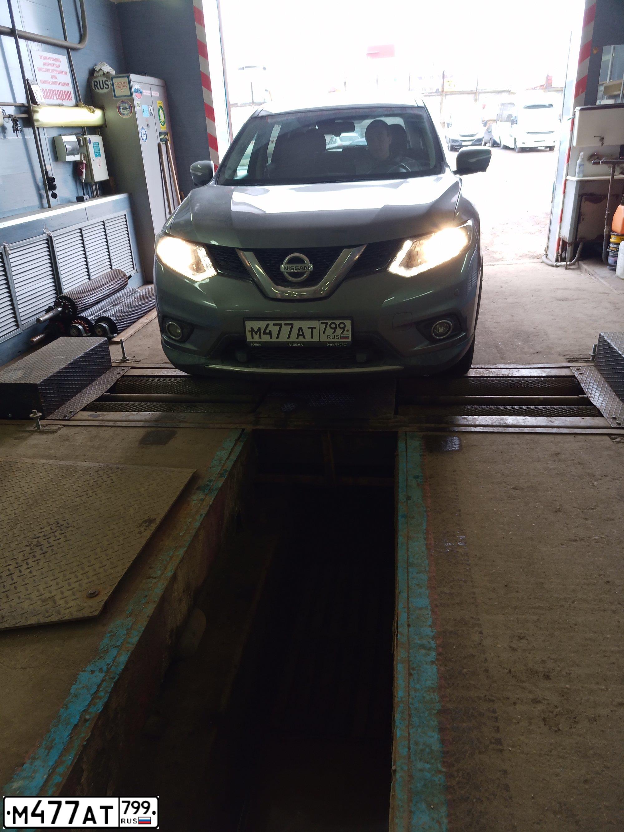Фото автомобиля NISSAN X-TRAIL, 2017 — госномер М477АТ799. Цвет: Серый