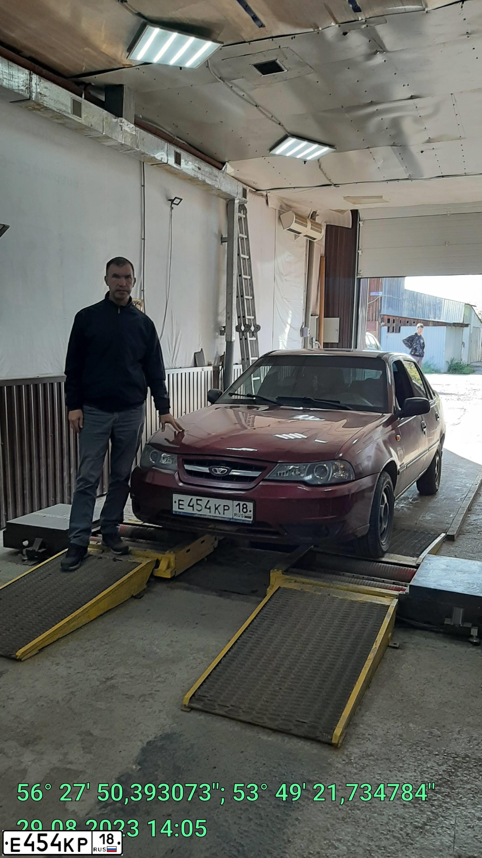 Фото автомобиля DAEWOO NEXIA, 2012 — госномер Е454КР18. Цвет: СПЕЛАЯ ВИШНЯ