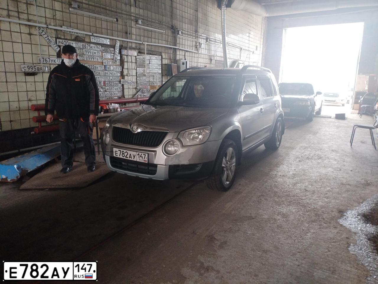 Фото автомобиля SKODA YETI, 2010 — госномер О777ХЕ47. Цвет: СЕРЫЙ