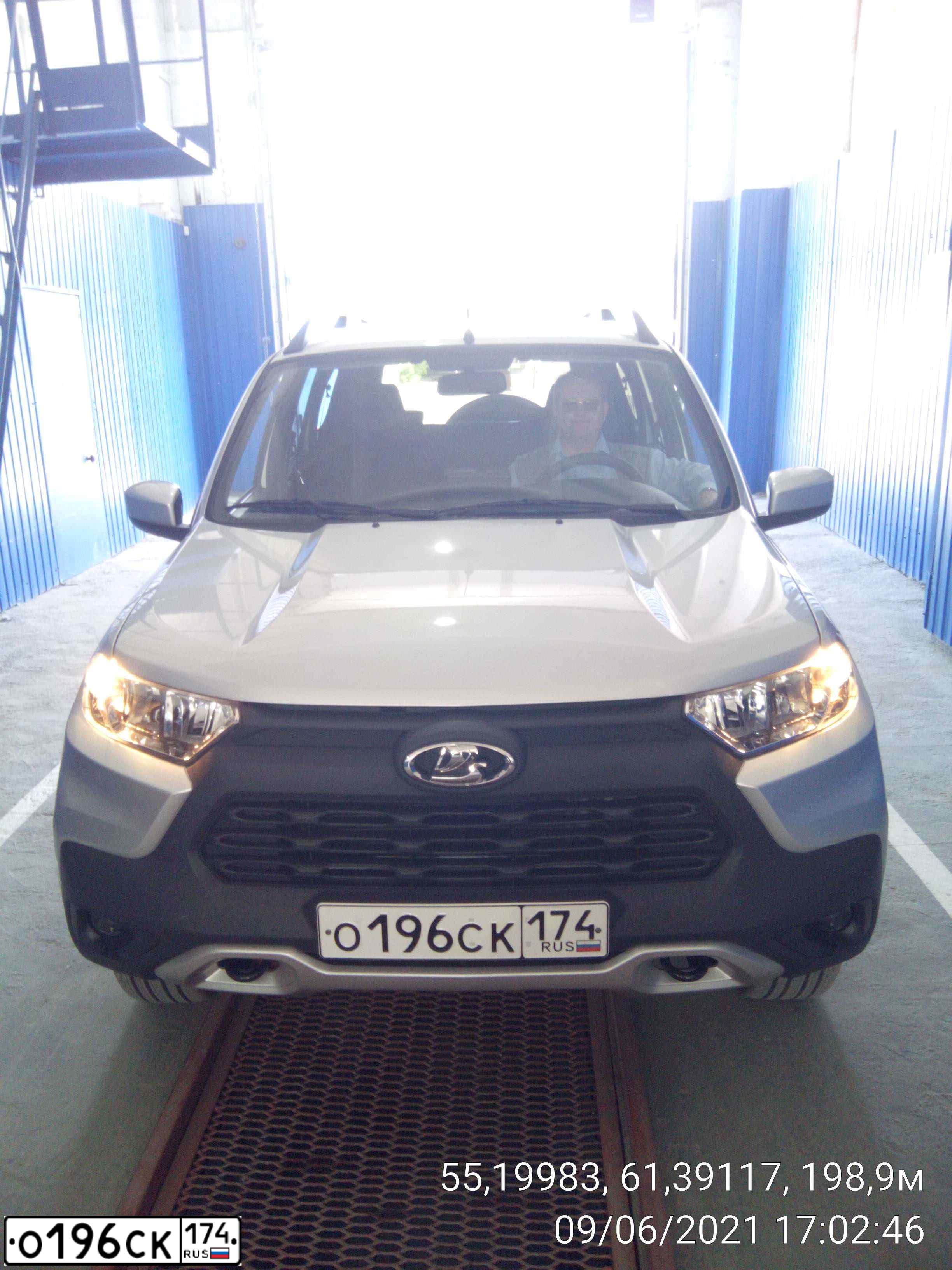 Фото автомобиля CHEVROLET NIVA, 2013 — госномер Н586АВ774. Цвет: СВЕТЛО-СЕРЕБРИСТЫЙ  МЕТАЛЛИК