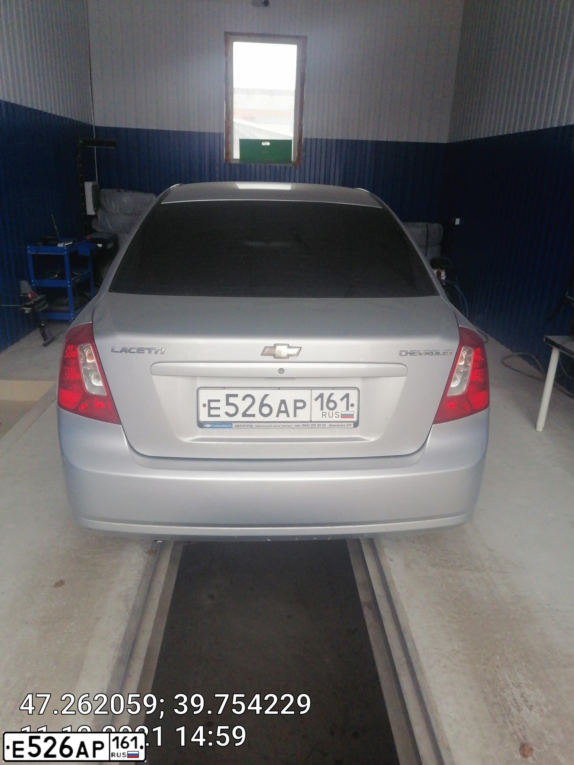 Фото автомобиля CHEVROLET LACETTI, 2007 — госномер Е526АР161. Цвет: СЕРЕБРИСТЫЙ