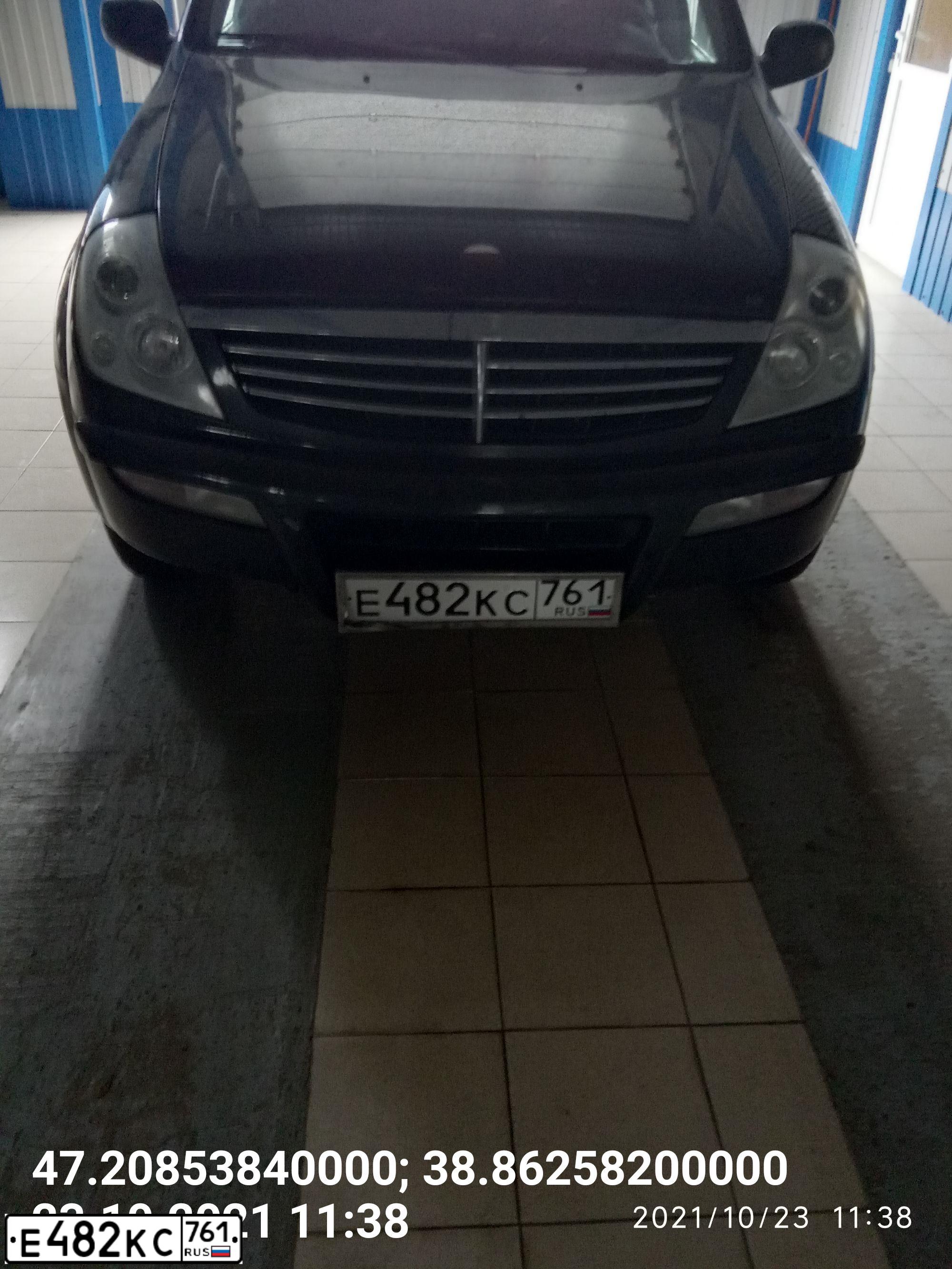 Фото автомобиля SSANGYONG REXTON, 2004 — госномер У825АУ550. Цвет: ЧЕРНЫЙ