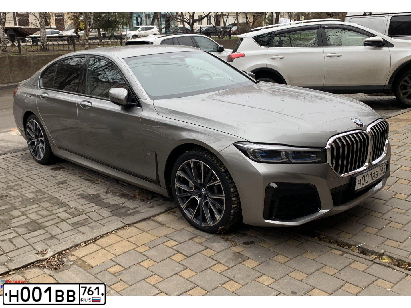 Фото автомобиля BMW 730I, 2020 — госномер Н001ВВ761. Цвет: СЕРЫЙ
