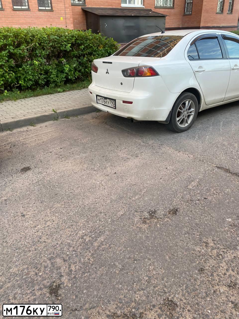Фото автомобиля MITSUBISHI LANCER, 2010 — госномер М176КУ790. Цвет: Белый