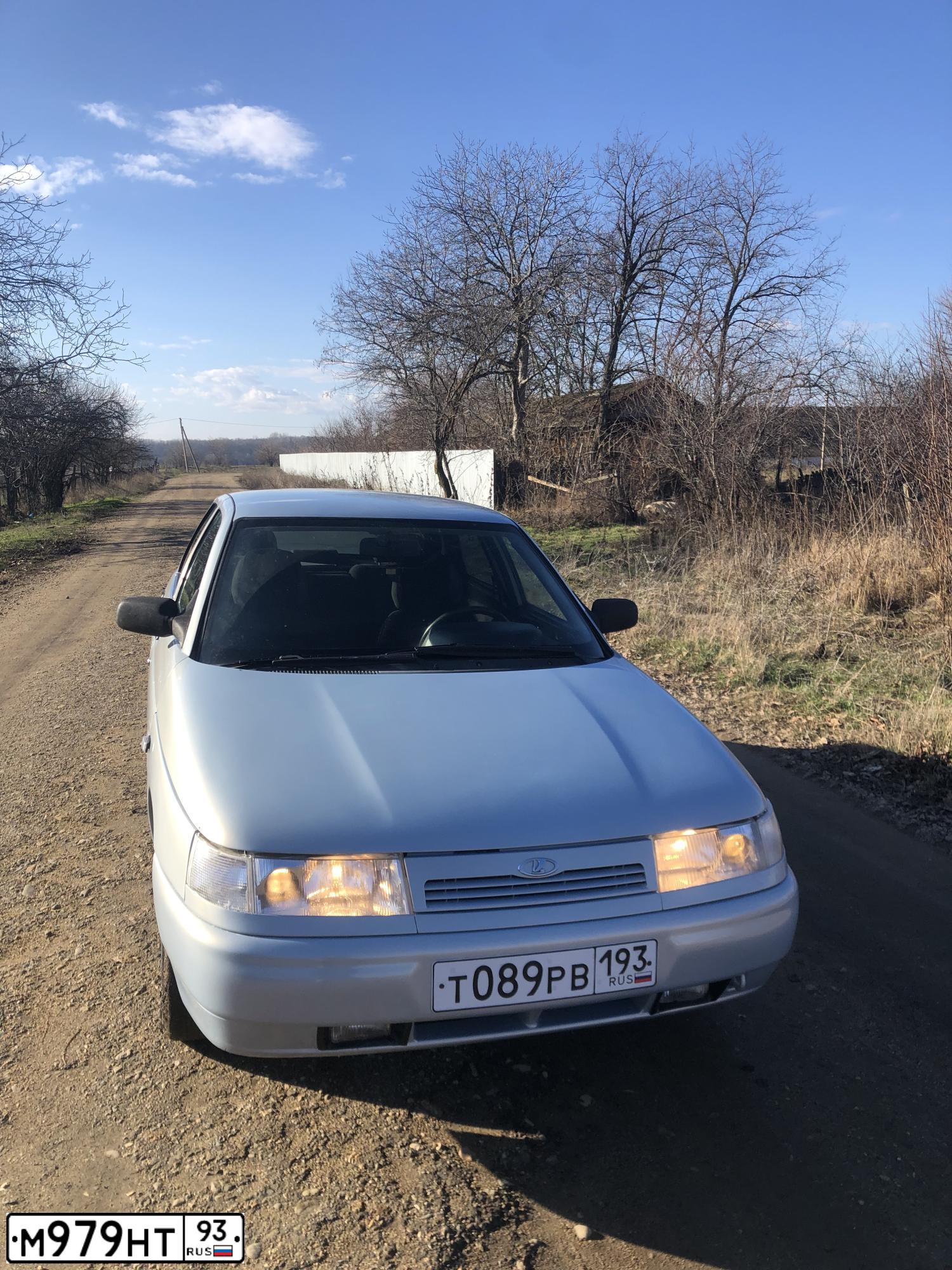 Фото автомобиля LADA 2110 LADA, 2004 — госномер М979НТ93. Цвет: Серебристо-Желтый