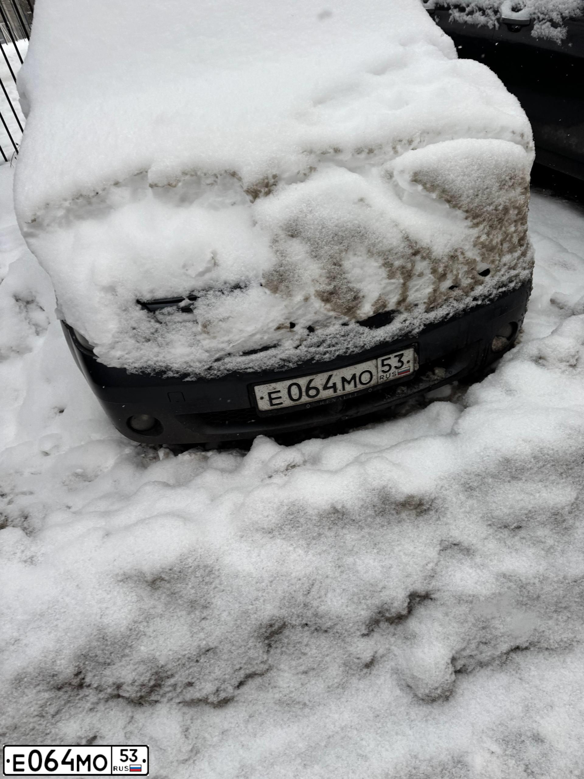 Фото автомобиля RENAULT LOGAN, 2007 — госномер Е064МО53. Цвет: ТЕМНО-СЕРЫЙ