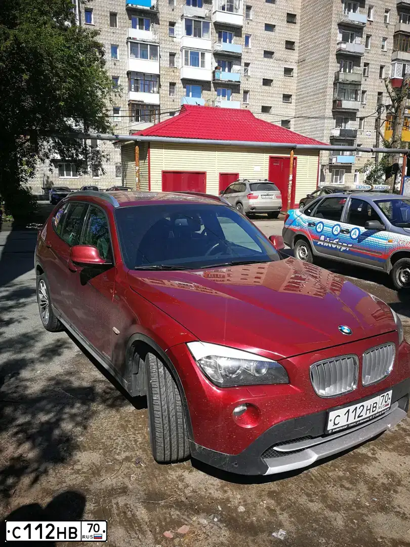 Фото автомобиля BMW X1, 2010 — госномер М454ВТ186. Цвет: ТЕМНО-КРАСНЫЙ