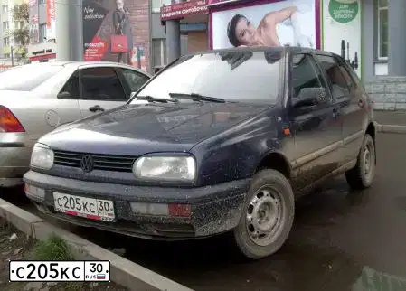 Фото автомобиля VOLKSWAGEN GOLF, 1993 — госномер С205КС30. Цвет: СИНИЙ