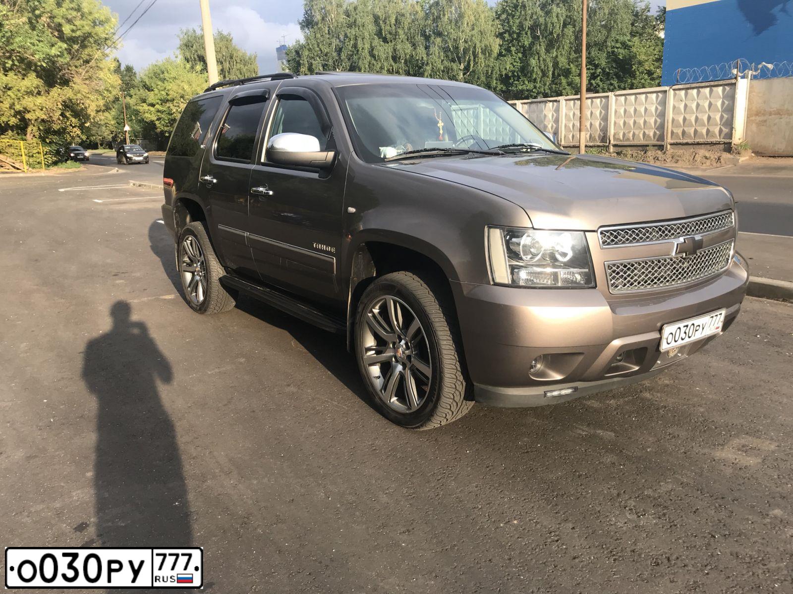 Фото автомобиля CHEVROLET TAHOE, 2013 — госномер О030РУ777. Цвет: КОРИЧНЕВЫЙ МЕТАЛЛИК