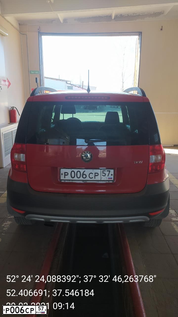 Фото автомобиля SKODA YETI, 2011 — госномер Р006СР57. Цвет: КРАСНЫЙ