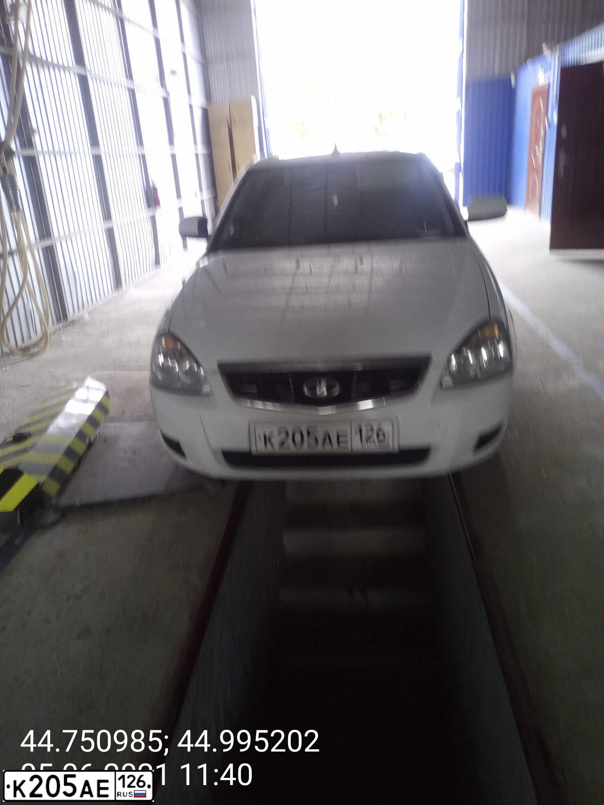 Фото автомобиля LADA 2170 PRIORA, 2012 — госномер К205АЕ126. Цвет: Белый