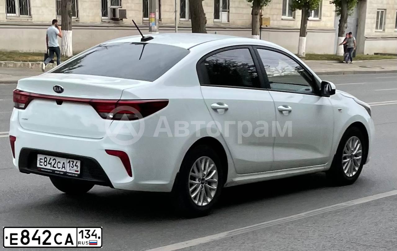 Фото автомобиля KIA RIO, 2019 — госномер Е842СА134. Цвет: БЕЛЫЙ