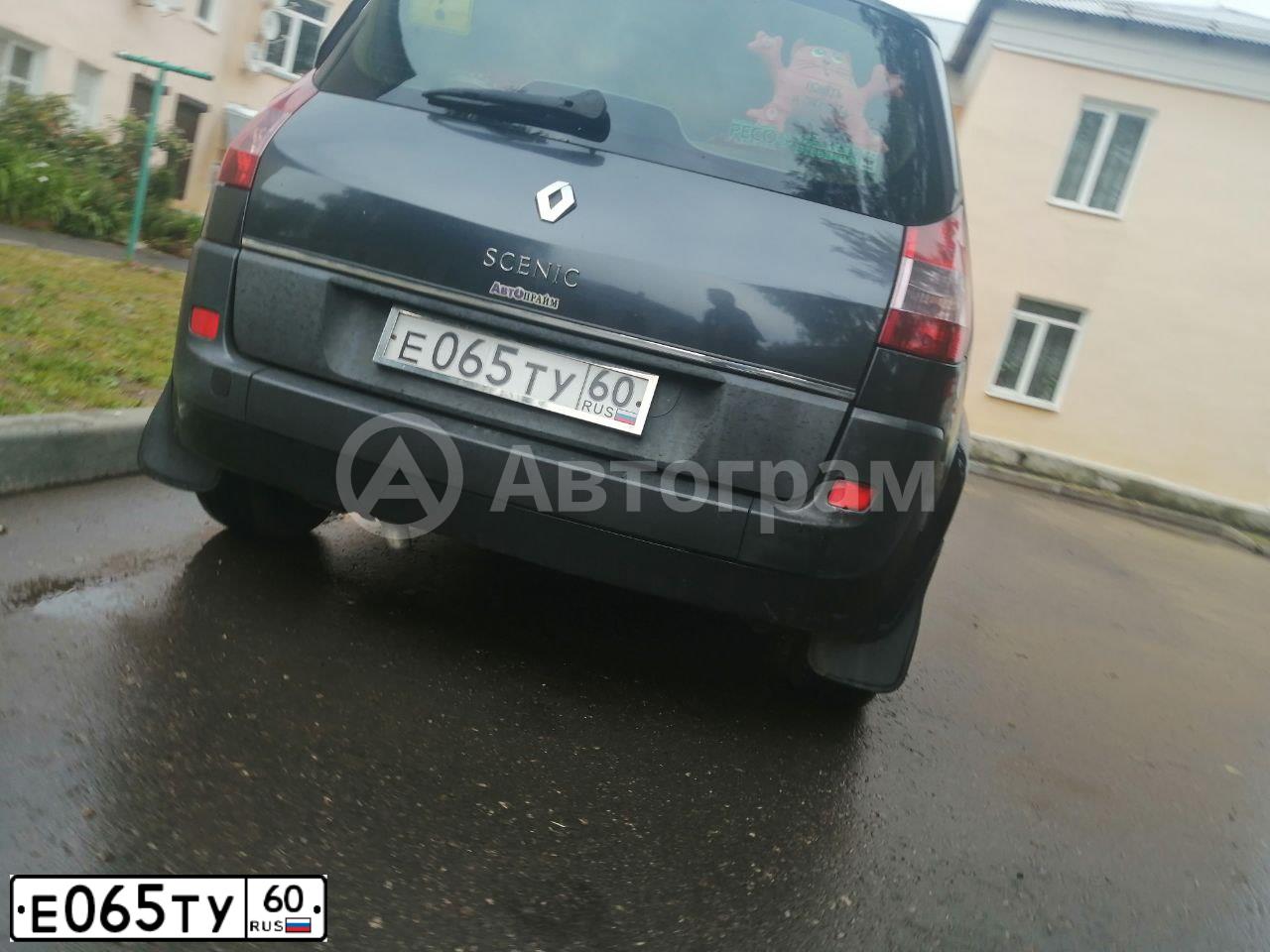 Фото автомобиля RENAULT MEGANE /GRAND/ SCENIC, 2004 — госномер Е065ТУ60. Цвет: ТЕМНО-СЕРЫЙ