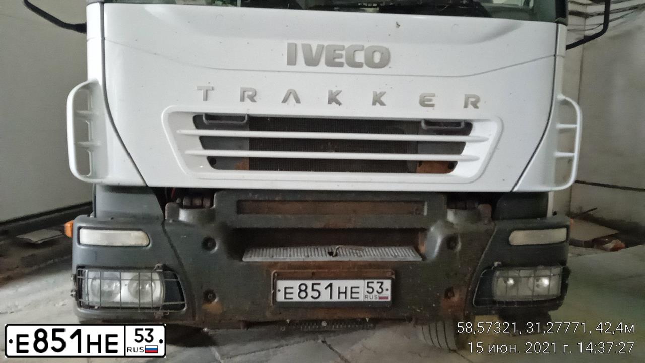 Фото автомобиля IVECO EUROTRAKKER/TRAKKER, 2007 — госномер Е851НЕ53. Цвет: белый синий
