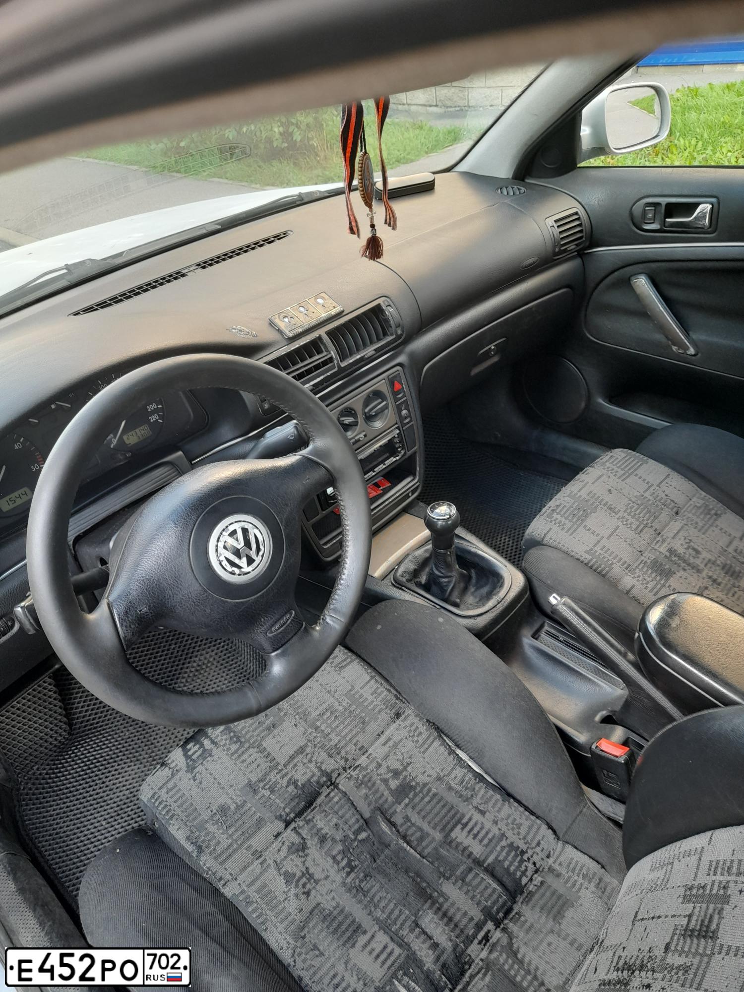 Фото автомобиля VOLKSWAGEN PASSAT, 1997 — госномер Е452РО702. Цвет: Серебристый